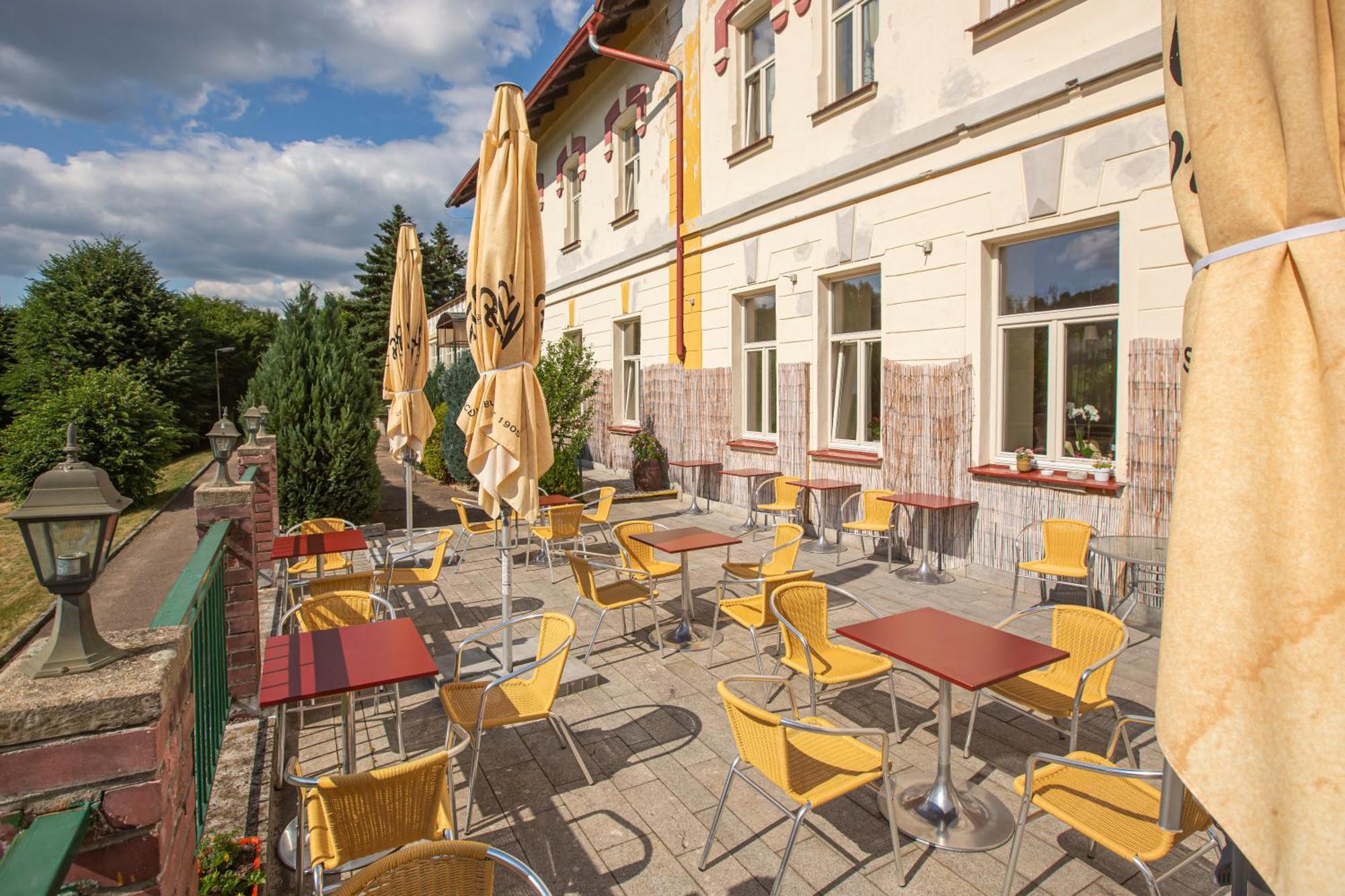 Pension V Parku Cesky Sternberk Exterior photo