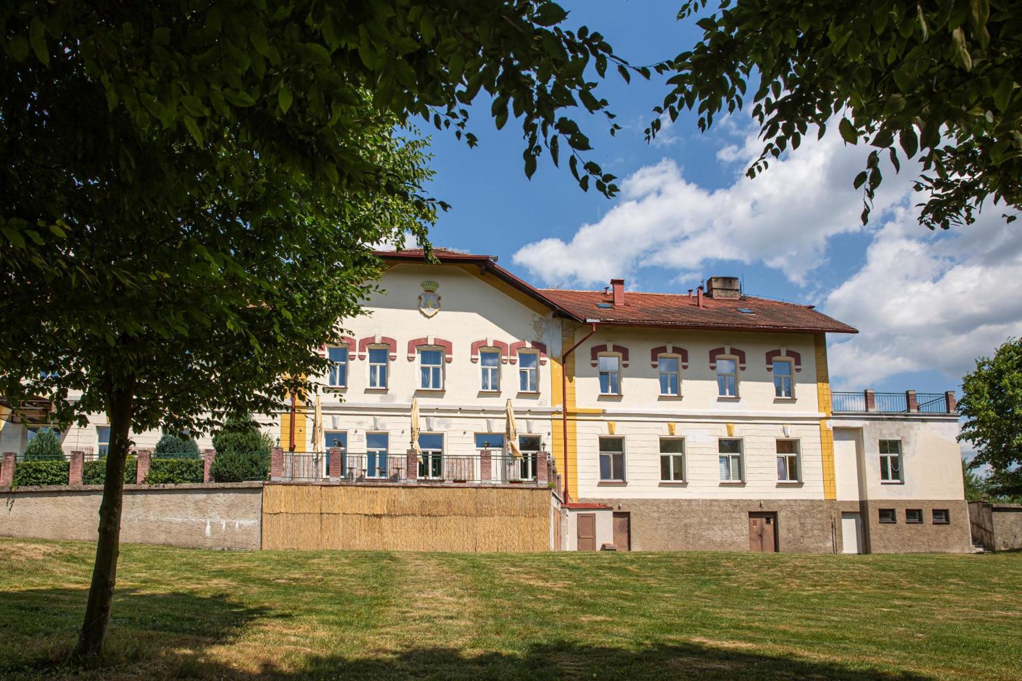 Pension V Parku Cesky Sternberk Exterior photo